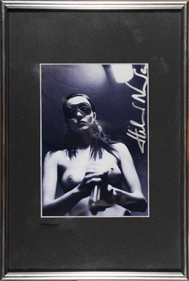 Helmut Newton, 1920-2004, s/w Fotografie, handsigniert, ca. 17x12cm, PP, u.Gl., R. ca. 31x21cm