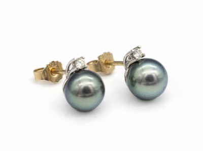 Paar 14 kt Gold Brillant-Perl-Ohrstecker, GG/WG 585/000, 2 Tahitizuchtperlen, D. ca. 8.6mm und 2 Brillanten zus. ca. 0.10 ct Weiß/si
