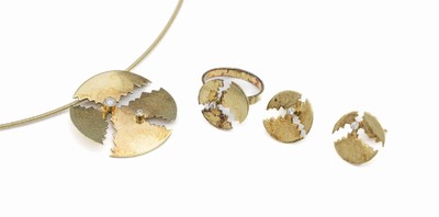14 kt Gold Brillant-Schmuckset, GG 585/000, bestehend aus: Anhänger D. ca. 3 cm an Reif, L. ca. 45 cm, Ring, RW 52 und PaarOhrstecker, ca. 14.4 g