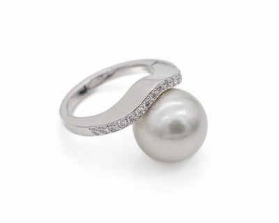 18 kt Gold Brillant-Ring mit Tahitizuchtperle, WG 750/000, silbergraue Tahitizuchtperle D. ca. 13.7 mm, 17 Brillanten zus. ca. 0.30 ct, ca. 10.1 g, ...