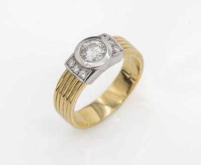 18 kt Gold Brillant-Ring, GG/WG 750/000, 1 Brillant ca. 0.83 ct l. get. Weiß/si, 6 Brillanten zus. ca. 0.18 ct (grav.) l.get. Weiß/si, ca. 13.3 g, ...