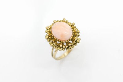 18 kt Gold Koralle-Ring, GG 750/000 gepr., ovaler Engelshautkorallencabochon ca. 4.0 ct, ca. 7.2 g, RW 56, Versand nur innerhalb der EU