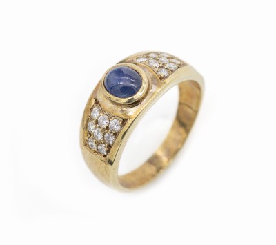14 kt Gold Saphir-Brillant-Ring, GG 585/000, ovaler Saphircabochon ca. 1.15 ct, 16 Brillanten zus. ca. 0.30 ct feines Weiß -Weiß/si, ca. 5.3 g, RW ...
