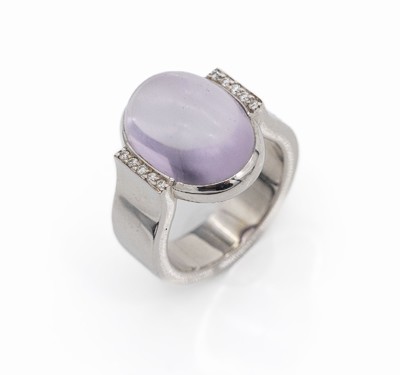 14 kt Gold Amethyst-Brillant-Ring, WG 585/000, heller ovaler Amethyst-Cabochon ca. 12.0 ct, 10 Brillanten zus. ca. 0.08 ct Weiß/si, ca. 13.0 g, RW ...