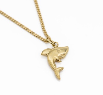 18 kt Gold Anhänger "Delfin", GG 750/000, Delfin eine Seite poliert, eine Seite mattiert, an Kette, L. ca. 45 cm, ca. 4.9 g, ...
