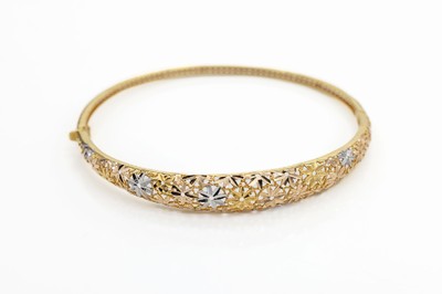 14 kt Gold Armreif, GG/WG/RG 585/000, Schauseite mit blütenförm. Durchbrucharbeit, z.T. hochglanzpoliert, Klappscharnier mit Sicherheitsacht, D. ...