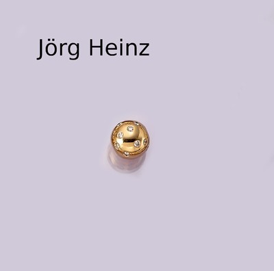 18 kt Gold JÖRG HEINZ-Brillant-Kugelschließe, GG 750/000, 20 Brillanten zus. ca. 0.60 ct feines Weiß/vvs, D. ca. 11.4 mm, ca. 4.5 g, mit ...