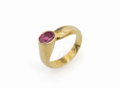 18 kt Gold Rubin-Ring, GG 750/000, schlichte Gestaltung, ovalfacett. Rubin ca. 1.0 ct, RW 52, ca. 5.8 g