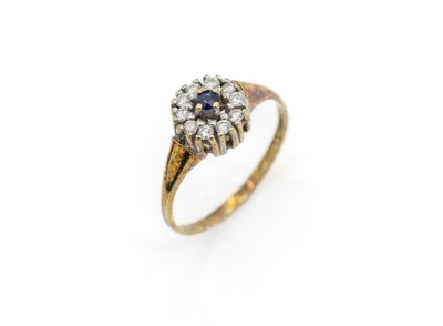 14 kt Gold Saphir-Brillant-Ring, GG/WG 585/000, mittig erhaben gefasster rundfacett. Saphir ca. 0.05 ct, umgeben von 10 Brillanten zus. ca. 0.20 ct ...