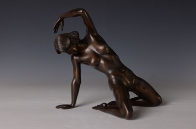 Arno Breker, 1900 - 1991, Bronzeskulptur "Grazie", patiniert, 296/300, Gießerstempel Venturi Arte, ca. 26.5 x 27.5 x 13 cm