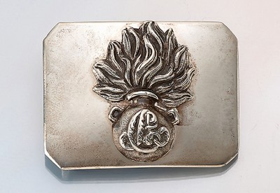 Gürtelschließe, Silber gepr., wohl um 1900, schlichte oktagonale Grundform, mit aufgelegtem abnehmbarem Ornament, Darstellung eines Gefäß mit ...
