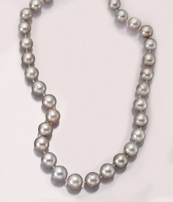 Collier aus silbergrauen Tahitizuchtperlen, Kugelschließe GG/WG 585/000 seidenmattiert, 38 Perlen im Verlauf D. ca. 10.2 - 12.8 mm, nat. Merkmale, ...
