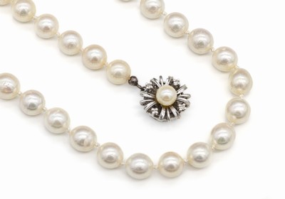 Collier aus Zuchtperlen, Schließe WG 585/000, Zuchtperle und 4 kl. 8/8- Diamanten, 77 Zuchtperlen D. ca. 7.5 - 7.7 mm, nat. Merkmale, einige l. ...