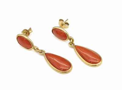 Paar 18 kt Gold Korallen-Ohrgehänge, GG 750/000, 4 Korallencabochons von guter Farbe, 2 x oval, 2 x Tropfen, L. ca. 3.2 cm, total ca. 3.3 g, ...