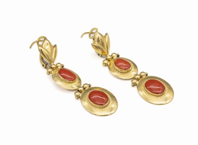 Paar 18 kt Gold Korallen-Ohrgehänge, GG 750/000, 4 Korallencabochons von guter Farbe, graviert, L. ca. 5 cm, total ca. 7.7 g,Versand nur innerhalb ...