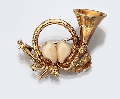 14 kt Gold Grandel-Brosche in Form eines Jagdhorns, deutsch um 1970/80, GG 585/000, aufgelegte Blätter und Tannenzweige, einzelne Spitzen fehlend, ...