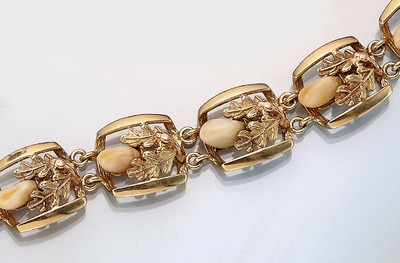 14 kt Gold Grandel-Armband, deutsch um 1970/80, Jahre, GG 585/000, Eichenlaub- dekor, 8 Grandeln, Meistermarke unged., Schließe mit Inschrift: ...