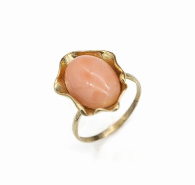 14 kt Gold Korallen-Ring, GG 585/000, ovaler Engelshautkorallencabochon in abstr. Fassung, total ca. 4.8 g, RW 60, Versand nur innerhalb der EU