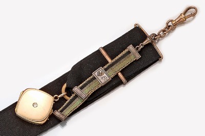 Uhrenchatelaine mit 14 kt Gold Medaillon und Sektzipfel, um 1900, Chatelaine Monturen GG 333/000, Abschluß fehlt, Medaillon GG 585/000, aufklappbar ...