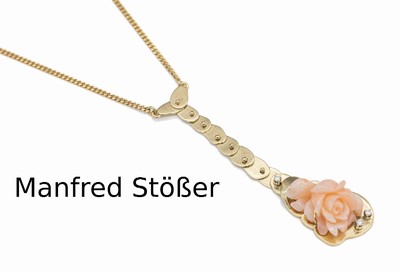14 kt Gold Korallen-Collier, GG 585/000, Koralle vollplastisch in Form einer Rose, kl. Brillantbesatz, bewegl. gearbeitete Plättchen, ...