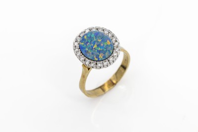 14 kt Gold Opal-Brillant-Ring, GG 585/000, mittig Opal-Triplette, umgeben von in WG gefassten Brillanten zus. ca. 0.40 ct feines Weiß-Weiß/si, ca. ...