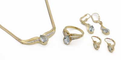 14 kt Gold Aquamarin-Brillant-Schmuckset, GG/WG 585/000, best. aus: Collier, Ring und 2 Paar Ohrgehänge, 6 Aquamarin-Tropfen zus. ca. 8.40 ct, 16 ...
