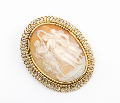 18 kt Gold Brosche mit Muschelkamee, GG 750/000, ovale Muschelkamee, Darstellung der drei Grazien, tanzend mit wellendem Haar und Kleidern, ca. 6.2 ...