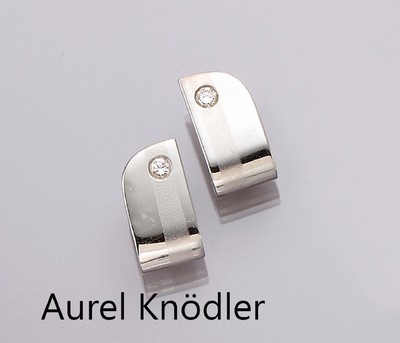 Paar 18 kt Gold Brillant-Ohrclips, WG 750/000, z.T. seidenmattiert, 2 Brillanten zus. ca. 0,20 ct Weiß/si, total ca. 12,9 g, Meistermarke Aurel ...