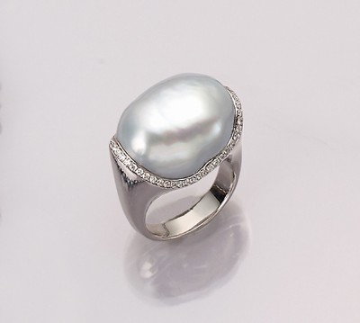 18 kt Gold Perl-Brillant-Ring, WG 750/000, mittig große barocke silbergraue Perle, umgeben von 52 Brillanten zus. ca. 0.40 ct Weiß/si, RW 55, ca. ...
