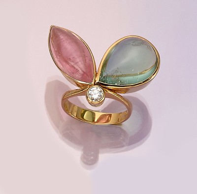 18 kt Gold Brillant-Turmalin-Designerring, GG 750/000, grüner Turmalin-Tropfen- und pinkfarb. Turmalin-Navette- Cabochon zus. ca. 23,33 ct, ...