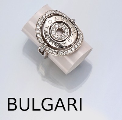 18 kt Gold BULGARI Brillant-Ring, WG 750/000, rund-ovaler 3-reihiger Ringkopf, 2 Kreise mit Brillanten zus. ca. 0,34 ct feines Weiß- Weiß/vs-si, 1 ...