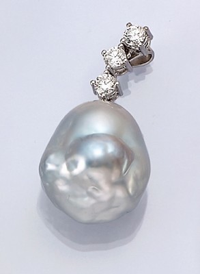 18 kt Gold Brillant-Perl-Anhänger, WG 750/000, barocke silbergraue Tahitizuchtperle,D. ca. 15 - 15 mm, 3 Brillanten zus. ca. 0,40 ct (grav.) ...