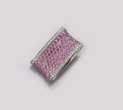 18 kt Gold Saphir-Brillant-Anhänger, WG 750/000, 84 rundfacett. Pinksaphire zus. ca. 1.86 ct, 44 Brillanten zus. ca. 0.19 ct Weiß/si, ca. 2.3 x ...