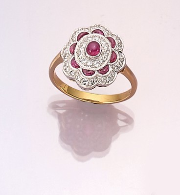 18 kt Gold Rubin-Brillant-Ring, GG/WG 750/000, Ringkopf blütenförmig, 9 Rubin- Cabochons zus. ca. 0.90 ct, 35 Brillanten zus. ca. 0.36 ct ...
