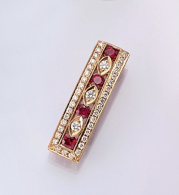18 kt Gold Rubin-Brillant-Anhänger, GG 750/000, 4 ovalfacett. Rubine von leuchtender Farbe zus. ca. 0,84 ct, 40 Brillanten zus. ca.0,57 ct ...