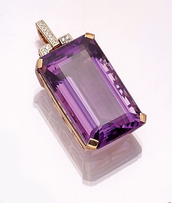 18 kt Gold Amethyst-Brillant-Anhänger, RoseG 750/000, Amethyst im Treppenschliff ca. 50,00 ct, schöne intensive Farbe, 15 Brillanten zus. ca. 0.15 ...
