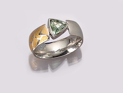 Platin Turmalin Ring, PT 950/000 und GG/WG 750/000, mittig mit einem facett. Turmalin- triangel, Schiene matt., mit GG Einlage, RW 52, ca. 11,3 g