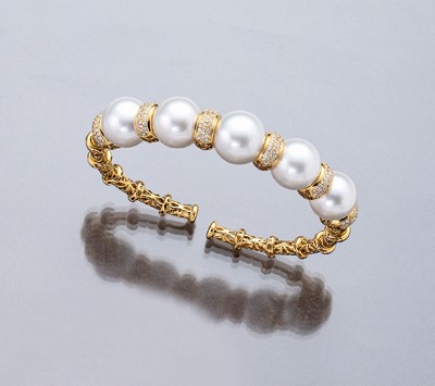 18 kt Gold Perl-Brillant-Armspange, GG 750/000, 5 Südseezuchtperlen, D. ca. 12.0 - 12.9 mm, 185 Brillanten zus. ca. 1.20 ct Weiß/si-p, D. ca. 6.5 ...