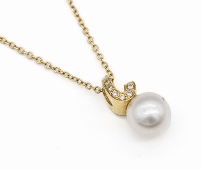 18 kt Gold Perl-Brillant-Anhänger, GG 750/000, weiße Zuchtperle D. ca. 9,2 mm, 8 Brillanten zus. ca. 0,08 ct Weiß/si, an Kette,total ca. 5,5 g, ...