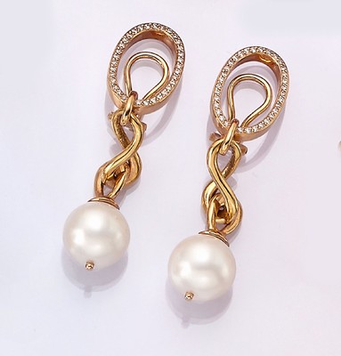 Paar 18 kt Gold Zuchtperl-Brillant-Ohrclips, GG 750/000, 2 bewegliche Perlen, D. 11.7 mm, Brillanten zus. ca. 0.38 ct Weiß/si, total ca. 18.6 g, L ...