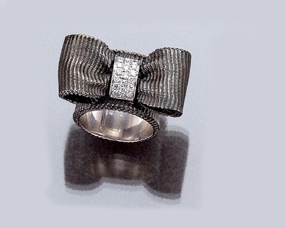 Ausgefallener 18 kt Gold Brillant-Ring, "Schleife", WG 750/000 geschw. und strukt.,Brillanten zus. ca. 0,36 ct Weiß/si, total ca.28,6 g, ...
