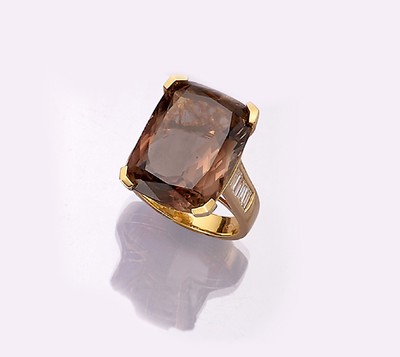 18 kt Gold Rauchquarz-Diamant-Ring, GG 750/000, facett. Rauchquarz ca. 12,0 ct, 10 Diamant-Trapeze zus. ca. 0,90 ct Weiß/si, total ca. 12,2 g, RW 56