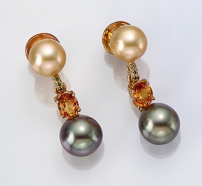 Paar 18 kt Gold Zuchtperl-Tsavorith-Saphir- Ohrstecker, GG 750/000, graue und gelbe Zuchtperlen, D. ca. 11-12 mm, 2 orangef. oval facett. Saphire ...