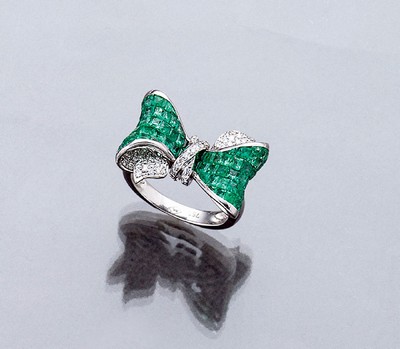 18 kt Gold Smaragd-Brillant-Ring, "Schleife", WG 750/000, Ringkopf bes. mit facett. Smaragden im Invisible-Setting zus. ca. 3,88 ct, z.T. ...