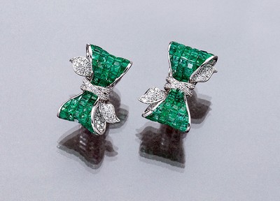 Paar 18 kt Gold Smaragd-Brillant-Ohrclips, "Schleife", WG 750/000, bes. im Invisible- Setting facett. Smaragden zus. ca. 10,27 ct, z.T. ...