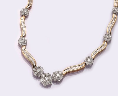 14 kt Gold Diamant-Collier, GG/WG 585/000, 98 Brillanten und 205 Diamantbaguettes zus. ca. 6.0 ct Weiß/p, L. ca. 44.5 cm, Kastenschloß mit ...