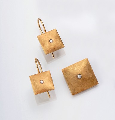 18 kt Gold Brillant-Schmuckset, GG 750/000,best. aus: Paar Ohrgehänge und Anhänger, 3 Brillanten zus. ca. 0,06 ct Weiß/si, mattiert, Handarbeit, ...