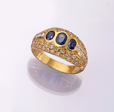 18 kt Gold Saphir-Brillant-Ring, GG 750/000, 3 ovalfacett. Saphire zus. ca. 1,08 ct, Brillanten zus. ca. 0,73 ct Weiß/si, total ca. 6,4 g, RW 56, ...