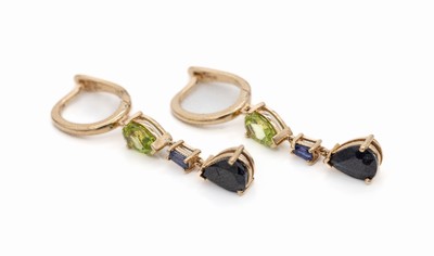 Paar 14 kt Gold Farbstein Ohrgehänge, GG 585/000, besetzt mit facett. Saphiren zus. ca.3.36 ct, facett. Peridots zus. ca. 1.76 ct, beweglich ...