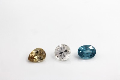 Lot 3 lose Zirkone zus. 6.0 ct, 1 x weiß, Brillantschliff, 1 x gelb, Tropfen, 1 x bläulich, ovalfacett.